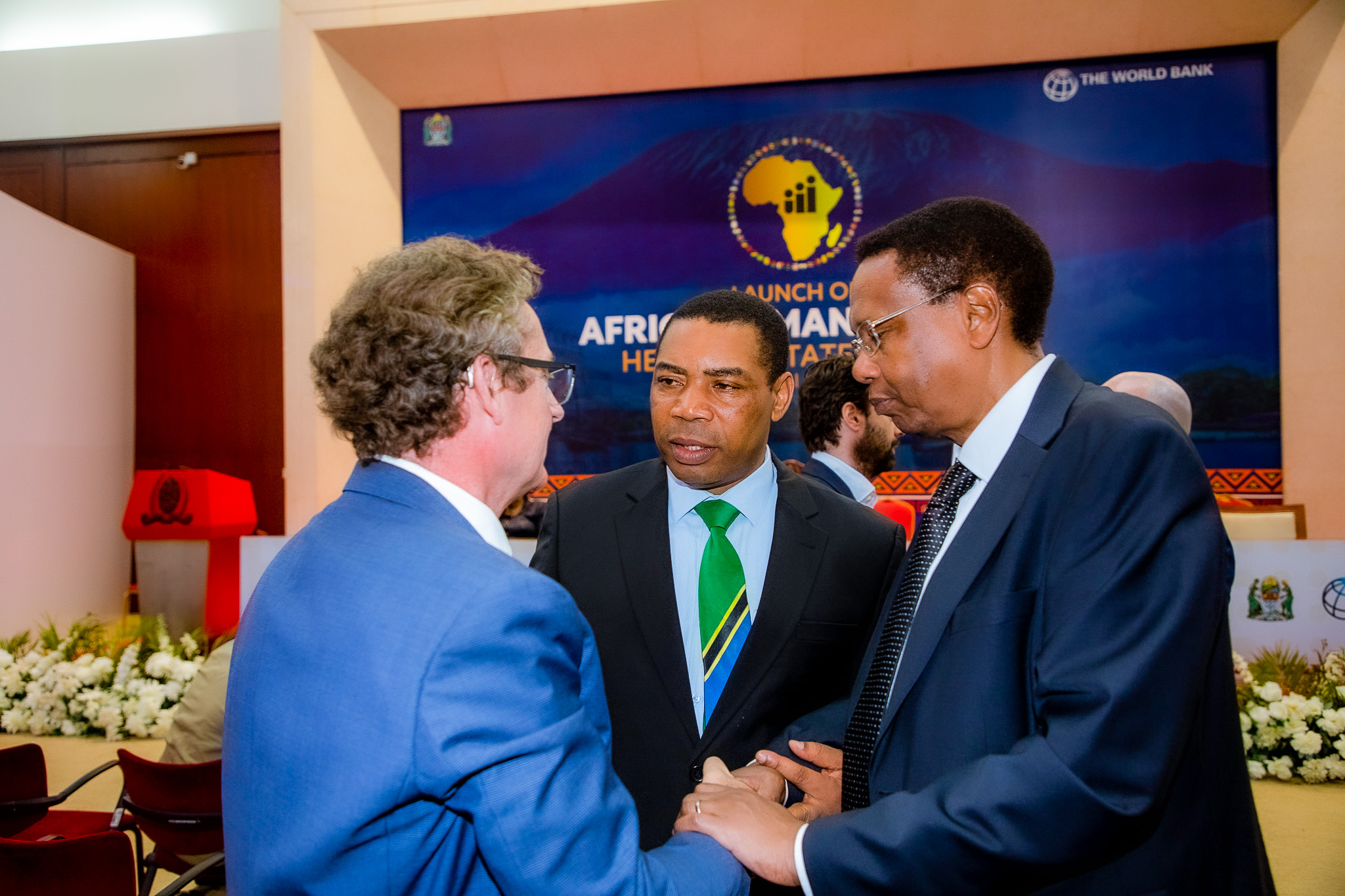Waziri wa Fedha na Mipango, Mhe. Dkt. Mwigulu Lameck Nchemba (Mb) (katikati), akisalimiana na Balozi wa Ubelgiji nchini, Bw. Peter HUYGHEBAERT (kushoto).